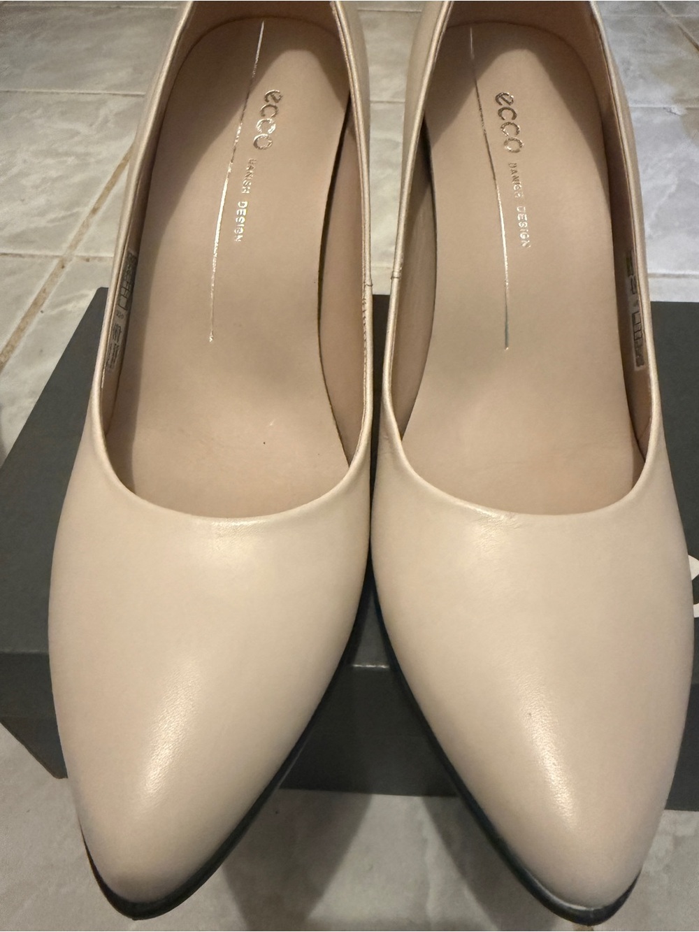 ECCO Women's Cream Pointed Leather Pumps